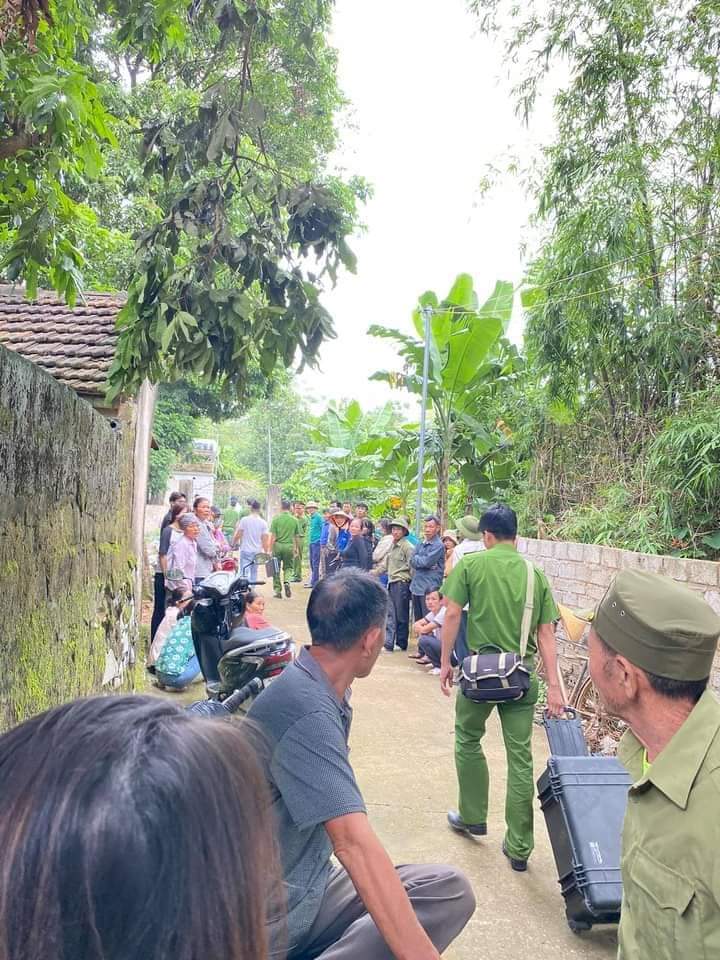 Lực lượng công an phong toả ngôi nhà nơi xảy ra án mạng.