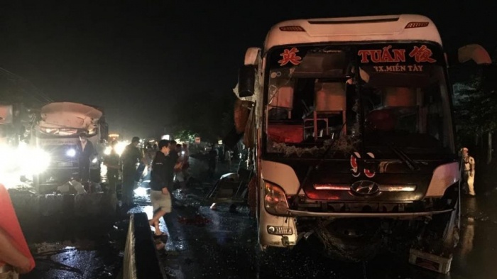 Hiện trường kinh hoàng vụ&nbsp;TNGT&nbsp;liên quan đến ô tô khách với xe tải ở tỉnh Tiền Giang khiến 18 người thương vong
