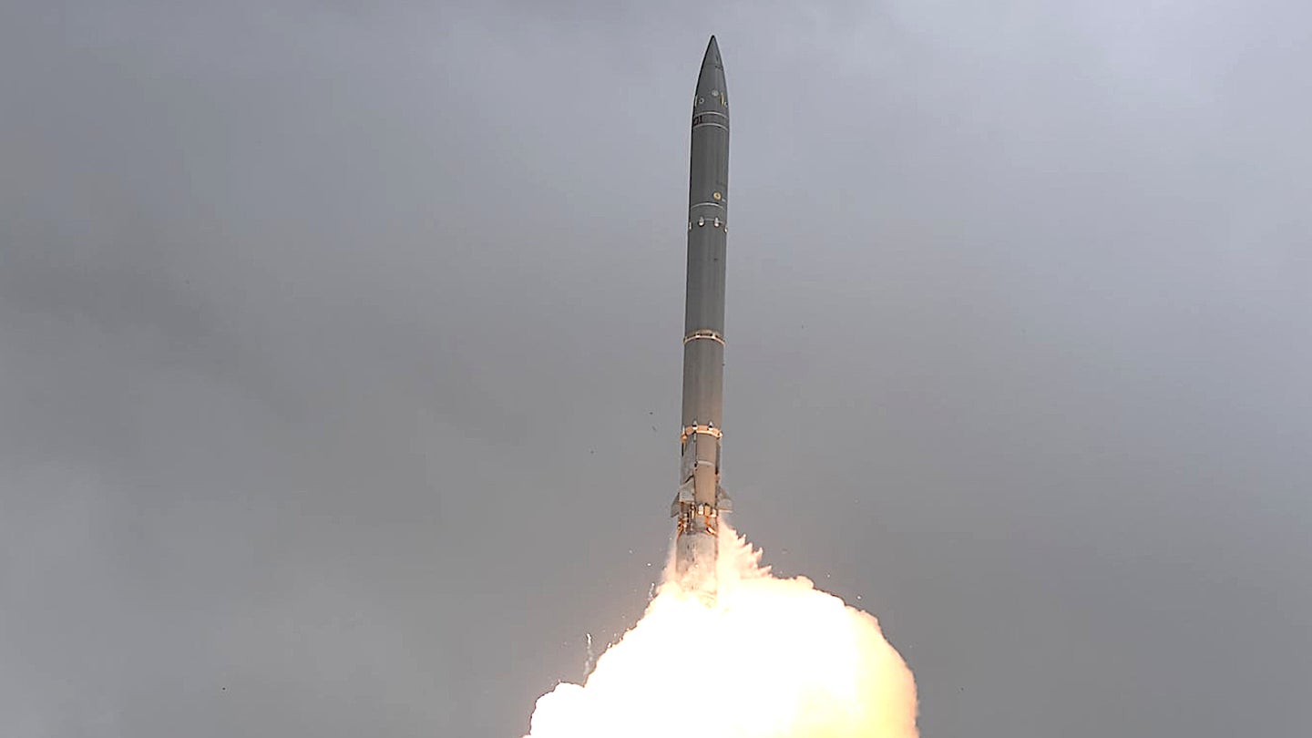 Tên lửa SMART khai hỏa, đem theo đầu đạn là ngư lôi hạng nhẹ.
