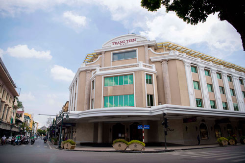 Đây là cửa hàng bách hóa Grands Magasins, cửa hàng này trước đây nằm ở ngã tư Rue Paul Bert - Francis Garnier. Ngày nay cửa hàng bách hóa Grands Magasins đã được xây dựng lại trở thành Trung tâm thương mại Tràng Tiền Plaza lớn và sầm uất nhất Hà Nội.&nbsp;Cho đến nửa thập kỷ trôi qua thì tòa nhà này kiến trúc vẫn được giữ nguyên cho đến hôm nay. Hiện tại có rất nhiều trụ sở được đặt tại đây.