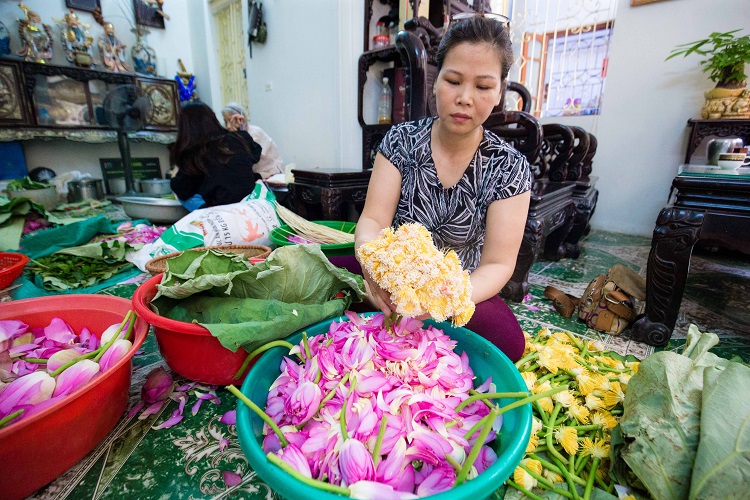 Tất cả các công đoạn đều được làm thủ công với toàn bộ nguyên vật liệu là thiên nhiên, không hóa chất. Bà Dần cho biết đây chính là bí quyết mà bao nhiêu đời nay bà lưu giữ rồi truyền lại cho con cháu.