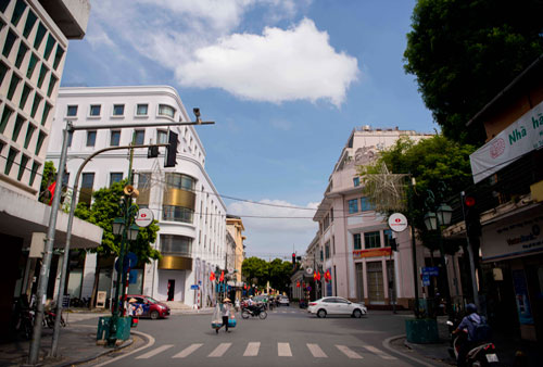 Ngã tư Tràng Tiền - Ngô Quyền trước đây được gọi là Rue ngã tư Paul Bert - Henri Rivie.&nbsp;Ngã tư Paul Bert - Henri Rivie (nay là ngã tư Tràng Tiền - Ngô Quyền). Ngã tư này ngày càng sầm uất và nhộn nhịp hơn trước rất nhiều.&nbsp;Đoạn ngã ba Rue Paul Bert - Boissière (nay là ngã ba Tràng Tiền - Nguyễn Xí ). Với cùng một góc chụp ngã ba Tràng Tiền - Nguyễn Xí ngày nay cũng không khác nhiều so với ngã ba Rue Paul Bert - Boissière ngày nào.