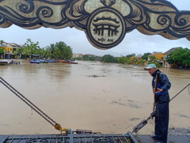 Nước sông Hoài lên nhanh gây ngập nặng, người Hội An hối hả chạy lũ - 4