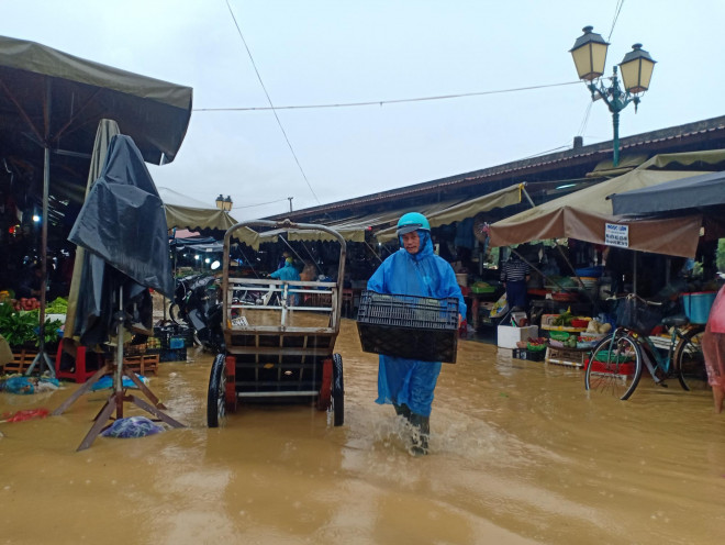 Một phần khu chợ Hội An bị ngập lụt, tiểu thương khẩn trương thu dọn “chạy lụt”