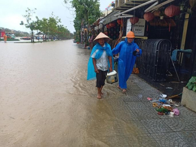 Nước sông Hoài lên nhanh gây ngập nặng, người Hội An hối hả chạy lũ - 10