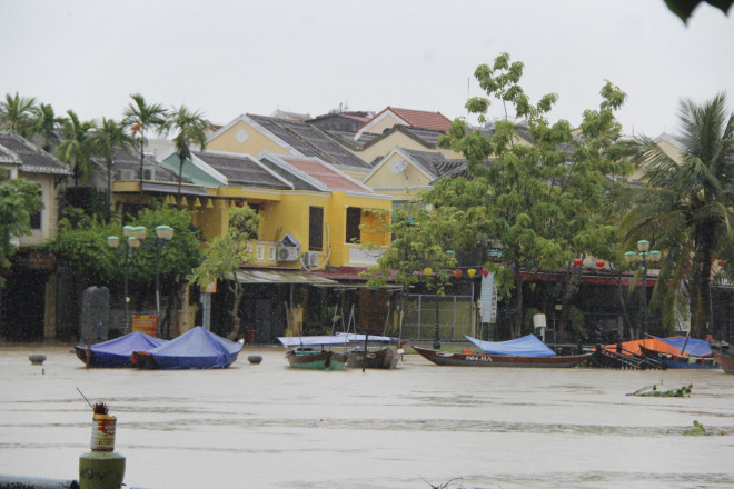 TP Hội An đã cho dừng hoạt động trên phố đi bộ và tham quan phố cổ để tập trung phòng chống lũ lụt