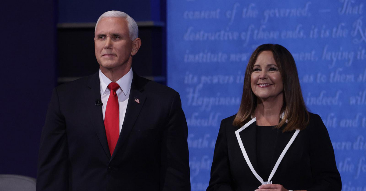 Không rút kinh nghiệm từ tổng thống Mỹ, vợ ông Pence có hành động gây tranh cãi ngay tại buổi tranh luận