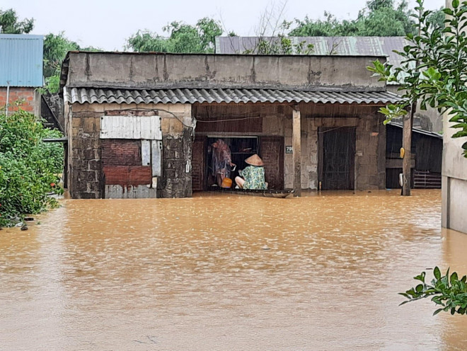 Quảng Trị có hàng ngàn nhà dân bị ngập lụt.