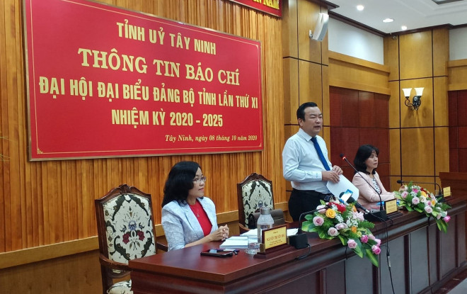 Ông Phạm Hùng Thái, Ủy viên Ban Thường vụ, Thường trực Tỉnh ủy Tây Ninh cùng lãnh đạo Ban Tổ chức, Ban Tuyên giáo Tỉnh ủy Tây Ninh chủ trì buổi họp báo. Ảnh: Tân Châu.