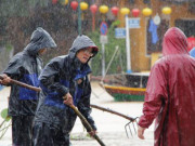 Tin tức trong ngày - Nước sông Hoài lên nhanh gây ngập nặng, người Hội An hối hả chạy lũ