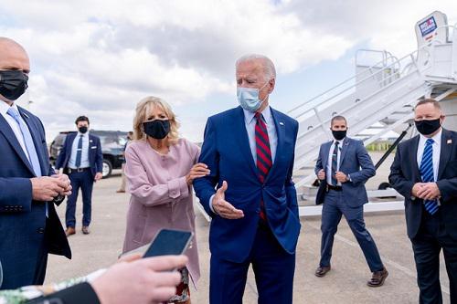Bà Jill Biden kéo chồng lui lại phía sau trong cuộc trao đổi ngắn với phóng viên trước khi lên máy bay. Ảnh: Reuters