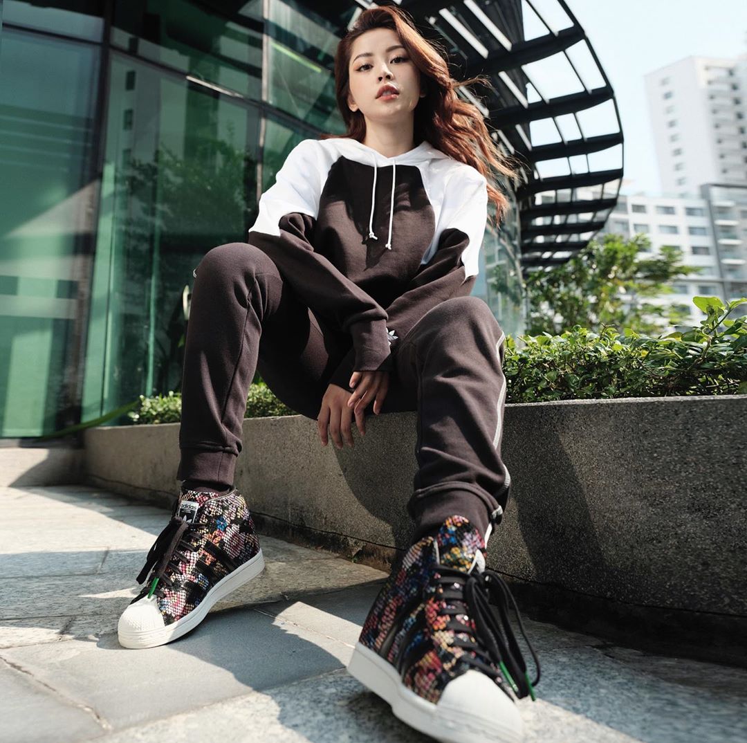 Chi Pu cho thấy&nbsp;hình ảnh năng động với phong cách sporty chic. Cô chọn mặc&nbsp;áo hoodie và quần thể thao màu đen - trắng khá thuần và&nbsp;đi đôi sneaker với họa tiết hoa giúp tổng thể set đồ trở nên ấn tượng hơn.