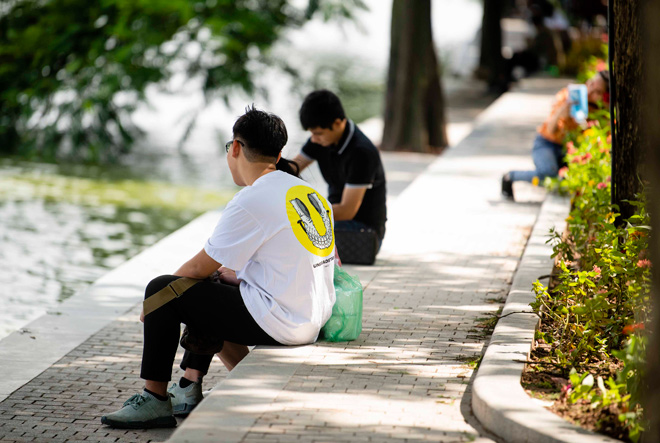 Hồ Gươm “thay áo mới” đẹp ngỡ ngàng, người Hà Nội đi dạo tận hưởng tiết trời mùa Thu dịu mát - 12