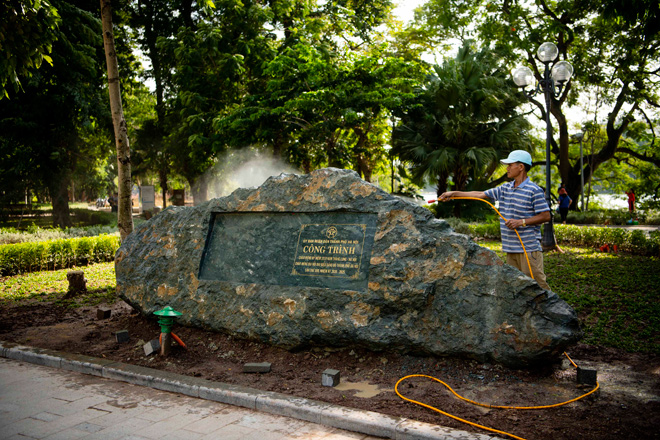 Công nhân đang hoàn thiện những công việc cuối của công trình để kịp chào mừng dịp kỷ niệm 1010 năm Thăng Long - Hà Nội và Đại hội Đảng bộ Hà Nội lần thứ XVII.