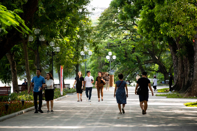 Sau 5 tháng thi công, đến nay việc lát đá, kè bờ hồ đã hoàn thiện, mỗi ngày hồ Hoàn Kiếm thu hút rất nhiều du khách đến tham quan.