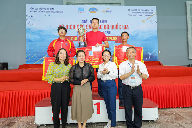 Ban tổ chức trao giải nhất, nhì, ba ở bộ môn bơi.