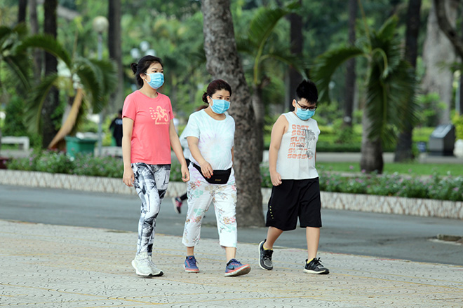 Người dân TP.HCM đeo khẩu trang khi tập thể dục ở công viên