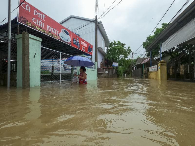 Nhiều khu vực tại TP Huế cũng ngập sâu, người dân phải bì bõm lội trong nước lũ. Ảnh: FB Thừa Thiên Huế.