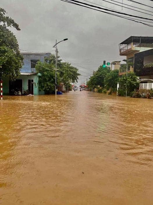 Nước ngập mênh mông, sâu hàng mét khiến mọi hoạt động thường ngày bị ngưng trệ.