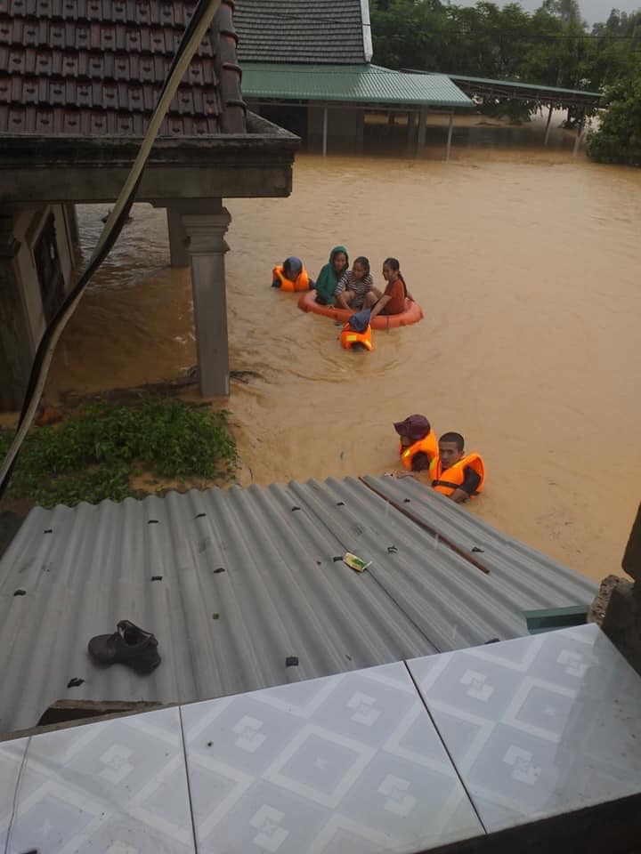 Người dân ở vùng ngập sâu được lực lượng chức năng hỗ trợ di tản đến nơi an toàn.