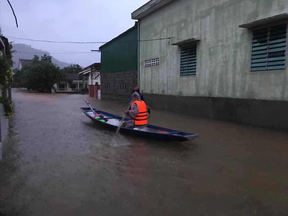 Thay vì phương tiện đường bộ thì nay người dân phải bơi thuyền đi trong đường làng.