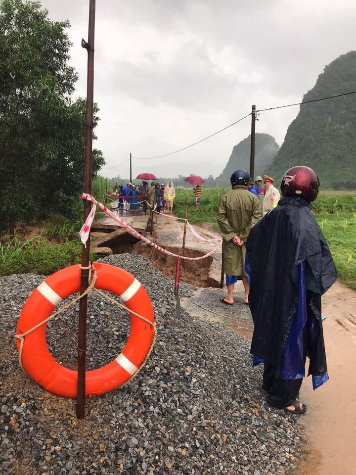 Mưa lũ cũng làm sạt lở một số đường giao thông, ảnh hưởng đến việc đi lại của người dân.