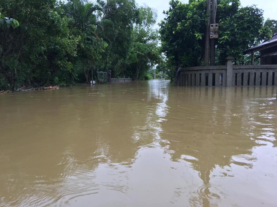 Tại huyện Phong Điền (tỉnh Thừa Thiên - Huế), nhiều bản làng bị cô lập trong nước lũ. Ảnh FB Huế.