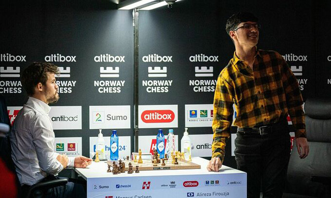 Firouzja (phải) có hành động hỗn với Carlsen (trái)