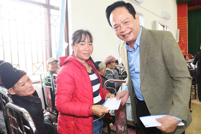 Hồi tháng 2/2020, trong khi đang đối phó với diễn biến dịch Covid-19, ông Đào Hồng Tuyển đã mua 3 triệu chiếc khẩu trang vải kháng khuẩn để phát miễn phí cho nhân dân Quảng Ninh.

