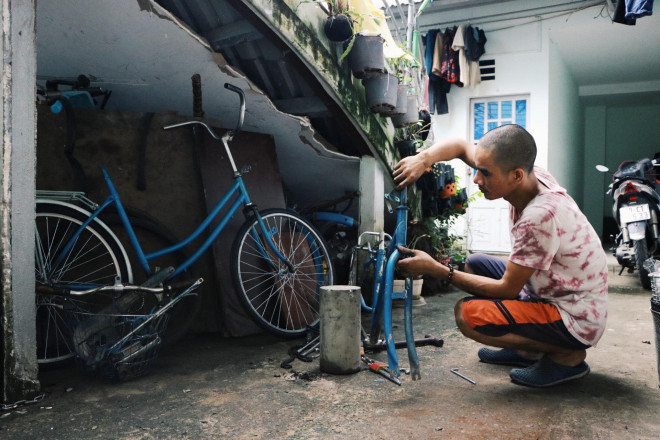 Chàng trai biến xe đạp &#34;sắt vụn&#34; thành xe &#34;mới toanh&#34; tặng người nghèo ở Sài Gòn - 5