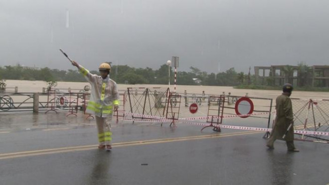 Dựng rào chắn, ứng trực nhắc nhở người và phương tiện không được qua đoạn đường đang bị ngập sâu