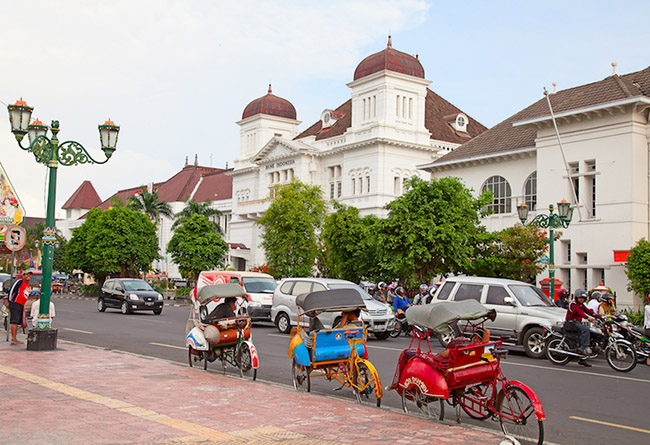 Yogyakarta: Yogyakarta là trung tâm nghệ thuật và văn hóa của đảo Java và là một trong những thành phố lâu đời nhất ở Indonesia. Nơi đây có rất nhiều di tích lịch sử để tham quan, các phòng trưng bày nghệ thuật và viện bảo tàng tuyệt vời.
