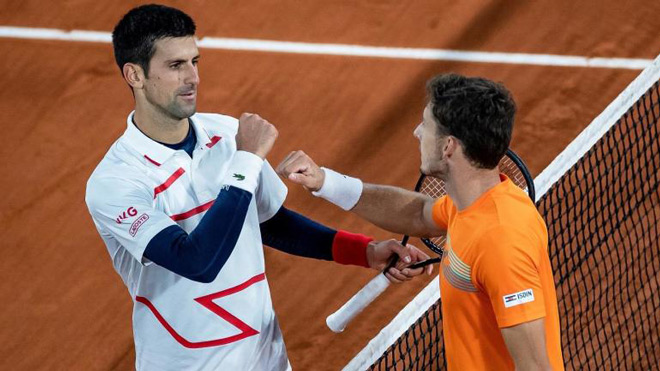 Djokovic (trái) không muốn nói chi tiết về tình huống mà bị tố là giả vờ đau đớn