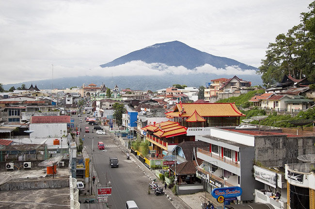 Bukittinggi: Bukittinggi nằm trên rìa của một hẻm núi đẹp như tranh vẽ, với các ngọn núi nằm rải rác ở đường chân trời xung quanh. Tại thành phố sôi động này cũng có một số điểm tham quan lịch sử tuyệt vời để khám phá.
