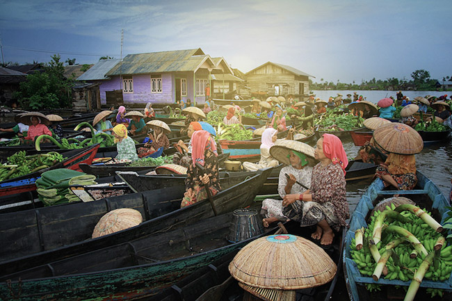 Banjarmasin: Nằm ở Nam Kalimantan, thành phố rộng lớn này là nơi có các trung tâm mua sắm, khu kinh doanh và các tuyến đường thủy thú vị. Chợ nổi rất hấp dẫn để khám phá với nhiều con sông, kênh rạch để thưởng ngoạn.&nbsp;
