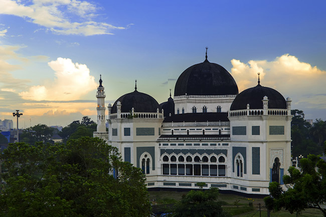 Medan: Thành phố khổng lồ này nằm gần bờ biển phía đông bắc của Sumatra. Với một số kiến ​​trúc thuộc địa đáng yêu cùng các bảo tàng ấn tượng, Medan là một thành phố hiện đại rất quyến rũ.&nbsp;
