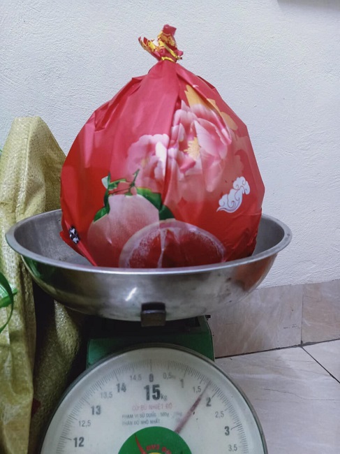 Mỗi quả có trọng lượng trung bình từ 1,5-3kg được đựng trong túi giấy màu đỏ.