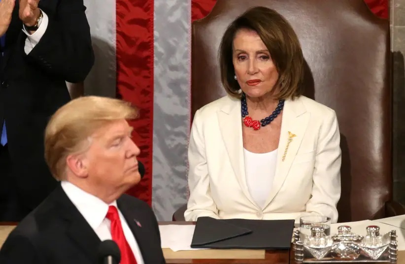 Chủ tịch Hạ viện Mỹ Nancy Pelosi cùng thành viên đảng Dân chủ đang có kế hoạch "phế truất" Tổng thống Mỹ Donald Trump. Ảnh: Reuters