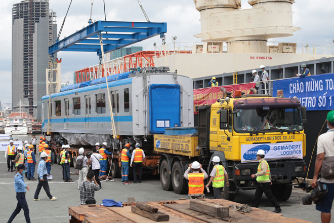 Các toa tàu sau khi đưa về depot Long Bình sẽ được nâng hạ để đưa vào khu vực trục đường ray. Dự kiến, cuối năm 2020 sẽ thực hiện chạy tàu metro trong khu vực depot Long Bình.