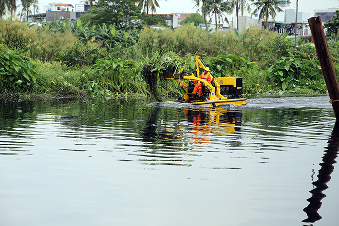 Trong ngày đầu thử nghiệm vớt rác trên sông Vàm Thuật – Bến Cát, máy gắp rác “quái vật” bơi trên mặt nước thu gom rác, lục bình, cây dại rất nhanh khiến nhiều người dân đến xem không khỏi ngỡ ngàng.