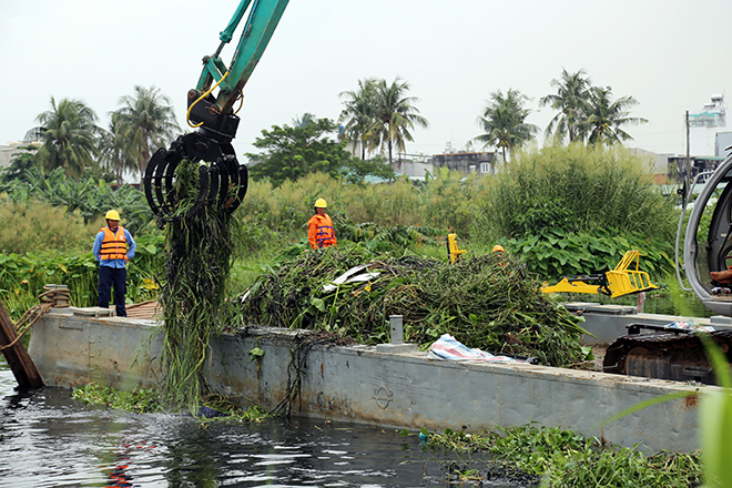 Ông Hà Thanh Sơn, Trưởng phòng Phòng Quản lý giao thông đường thủy (thuộc Sở GTVT TP) cho biết, đánh giá bước đầu, phương pháp vớt rác này bằng cơ giới, con người chỉ điều khiển máy móc, phù hợp với các sông, kênh rạch đô thị trên địa bàn, vớt được lượng rác lớn, trong đó có các loại rong, cỏ, lục bình và rác ven bờ.