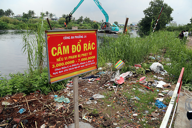 Nhiều người dân chứng kiến máy gắp rác “quái vật” hoạt động trên sông Vàm Thuật – Bến Cát tỏ ra vui nhưng cũng mong cơ quan chức năng cần tuyên truyền mạnh hơn ý thức bảo vệ môi trường, kênh rạch, tăng cường trong công tác tuần tra, xử lý tình trạng vứt rác bừa bãi.