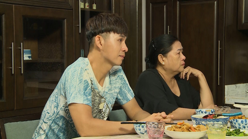 Châu Kiệt Luân và mẹ tham gia chương trình "Gõ cửa thăm nhà"