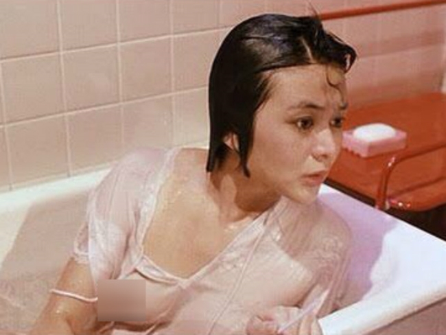 Trong khối gia tài điện ảnh đồ sộ của mình, mỹ nữ 6X còn tham gia một tác phẩm có cảnh tắm lộ ngực trần, nóng bỏng không kém bộ phim đóng chung với tài tử họ Lưu.
