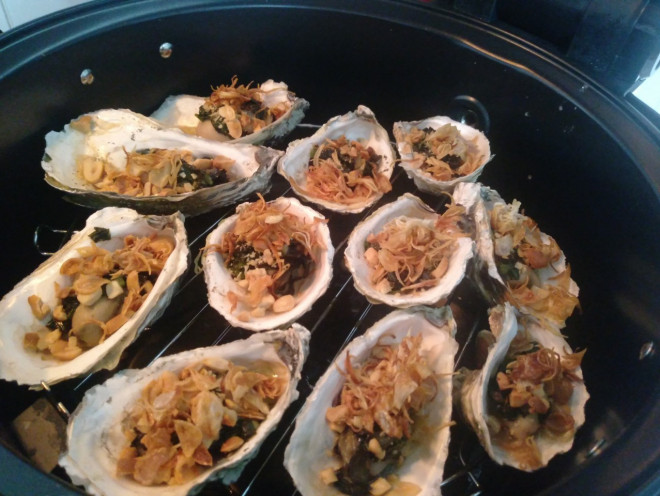 Hàu nứt miệng, tách bằng tay dễ dàng để nướng mỡ hành