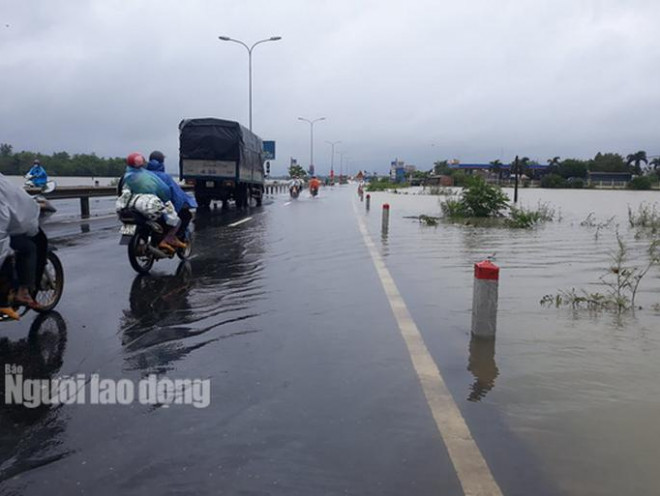 CLIP: Nước lũ đã băng qua Quốc lộ 1 ở Quảng Nam - 1