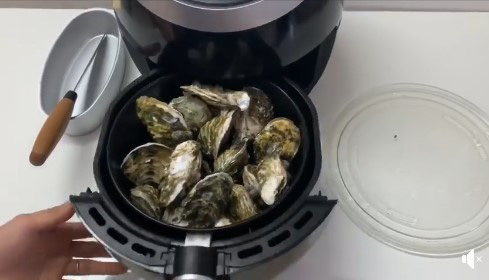 Xếp đầy hàu vào nồi chiên và để 180 độ trong 3 phút