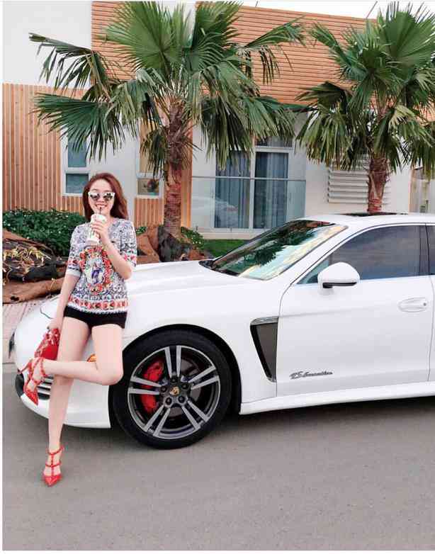 Bảo Thy khoe dáng bên cạnh&nbsp;Porsche Panamera.