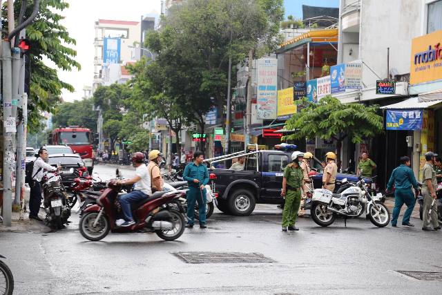 Đường Trương Vĩnh Ký đoạn qua ngân hàng Techcombank được công an phong tỏa nghiêm ngặt để điều tra.