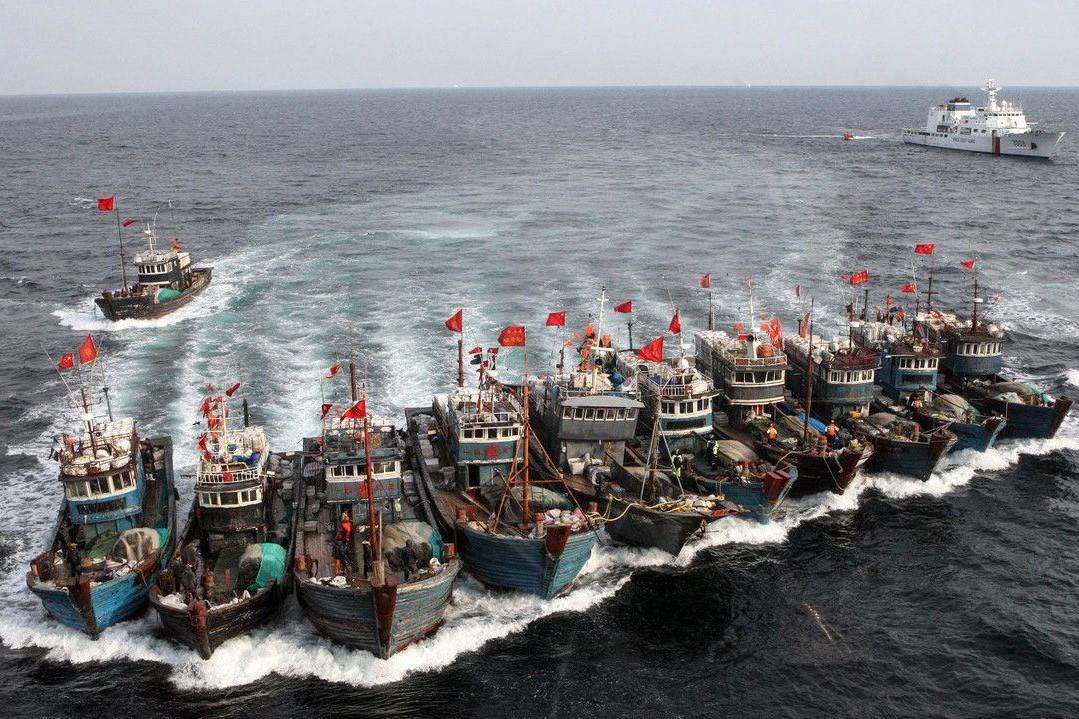Một đội tàu cá Trung Quốc được hỗ trợ bởi tàu hải cảnh (ảnh: Reuters)